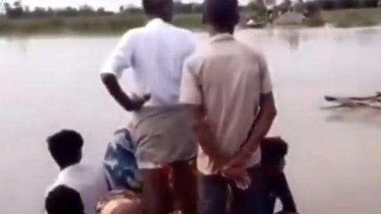 लखीमपुर: बाढ़ ने तराई में मचाई तबाही, नाव पर मरीज को ले जाते वीडियो वायरल