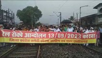 यात्री गाड़ियां रद्द किए जाने से नाराज कांग्रेस ने रेलवे पटरी पर किया प्रदर्शन