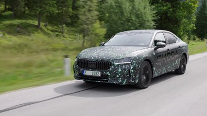 Škoda Superb Limousine Covered Driving Video