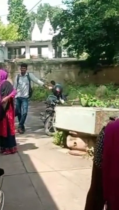 पेयजल समस्या से परेशान महिलाओं ने किया अधिकारियों का किया घेराव, देखें वीडियो...