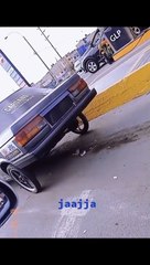 "Esto solo pasa en Perú": Auto sorprende al usar llantas de un 'triciclo' como reemplazo