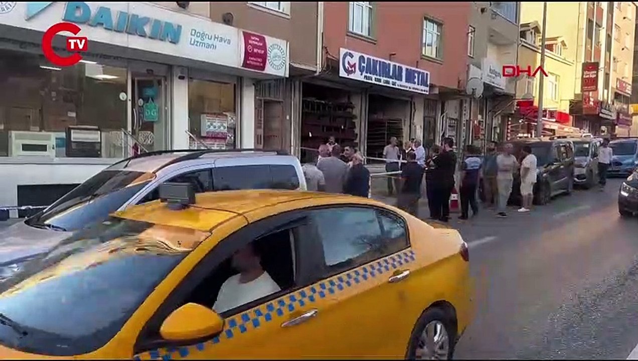 ARNAVUTKÖY'DE İNŞAAT ÇALIŞMASI SIRASINDA HASAR OLUŞAN 4 KATLI BİNA TAHLİYE EDİLDİ