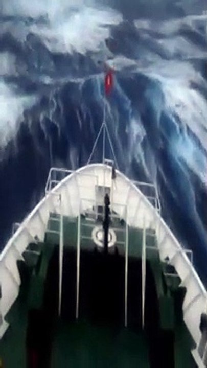 Thrilling Encounter: Massive Storm Tests the Strength of a Giant Vessel