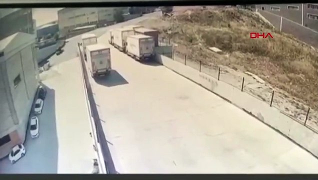 Arnavutköy'de freni boşalan TIR fabrika duvarına çarptı