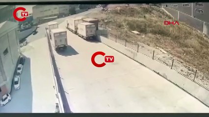 ARNAVUTKÖY'DE PARK HALİNDEYKEN HAREKET EDEN TIR DUVARA ÇARPTI
