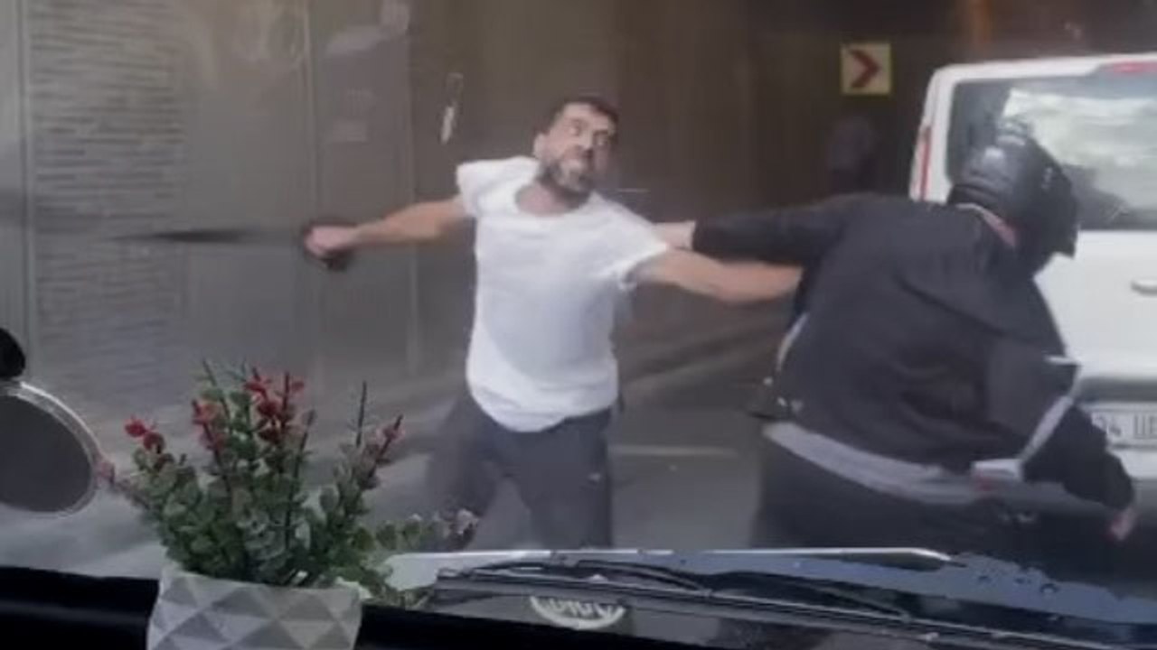 İstanbul'da trafikte ters yön kavgası: tekme tokat birbirlerine girdiler