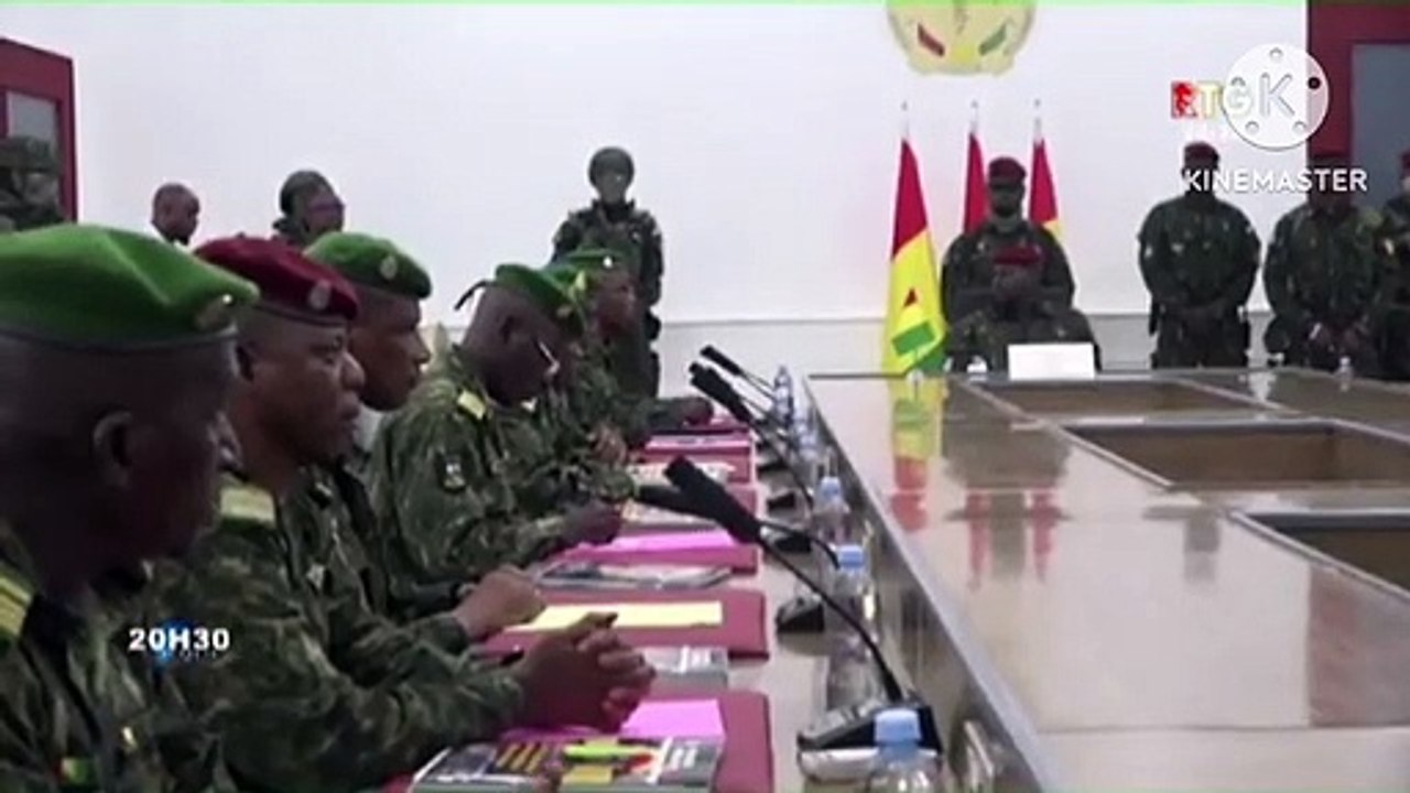 Conakry: des officiers de l’armée prêtent serment devant le colonel Doumbouya