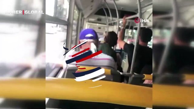 Yüzleri tebessüm ettiren görüntü: Ensesine konan muhabbet kuşuyla böyle seyahat etti