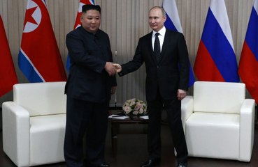 Un expert en langage corporel affirme que Vladimir Poutine était ‘anxieux’ quand il a rencontré Kim Jong-un