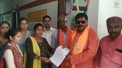 कुशीनगर: कस्तूरबा गांधी विद्यालय के अध्यापिकाओं ने विधायक को सौंपा ज्ञापन