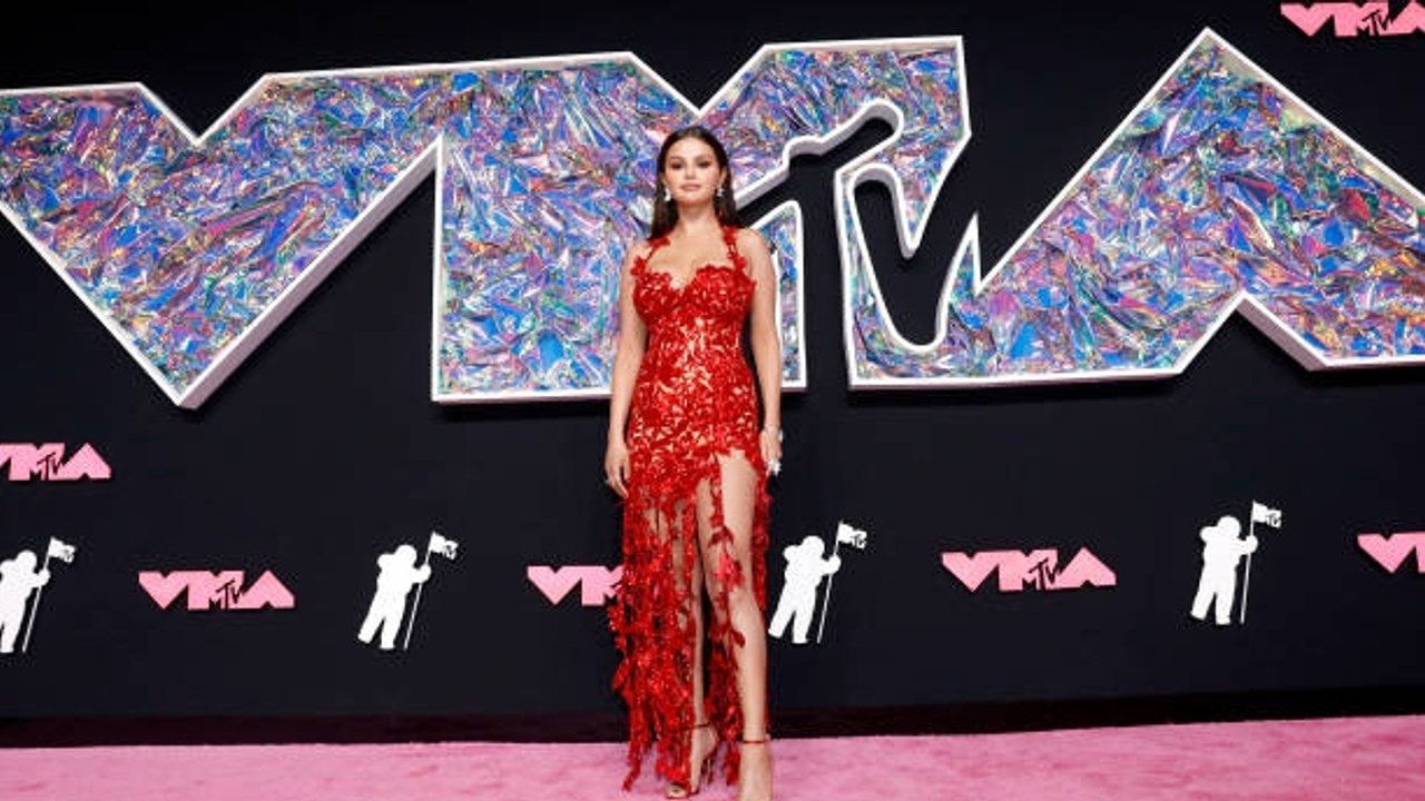 La Reacción Viral De Selena Gomez A La Nominación De Chris Brown