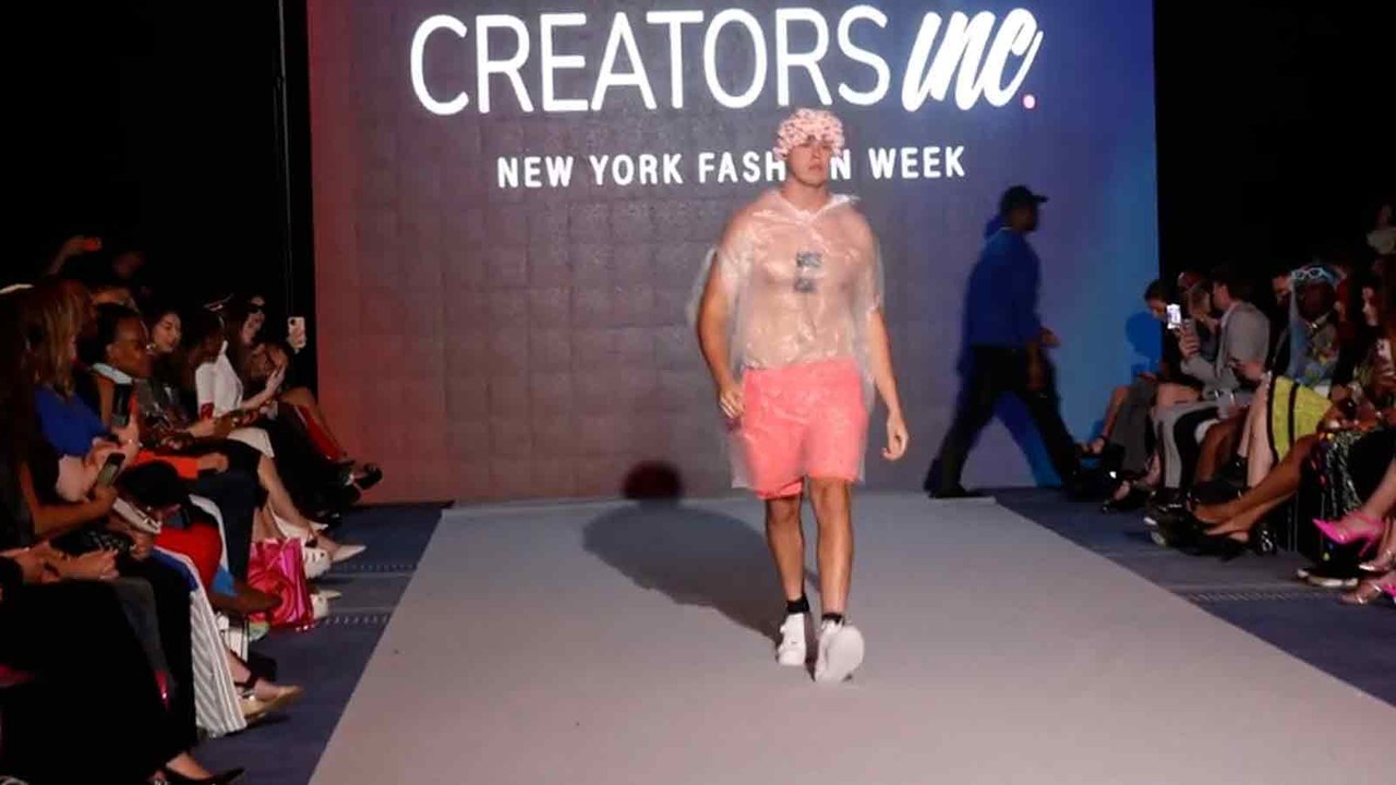 New York Moda Haftası’nda çöp torbası giyerek g...