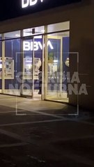 #Preliminar Tras romper un cristal a pedradas, un hombre ingreso a una sucursal del banco BBVA #GuardiaNocturna
