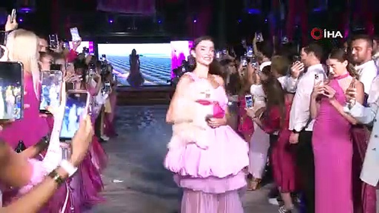 Ünlü modacının Türkiye'deki Barbie defilesi olay oldu
