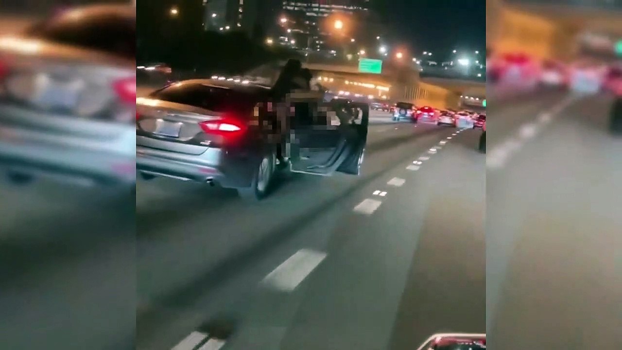 Akan trafikte ilginç anlar! Kapıları açıp twerk yaptılar