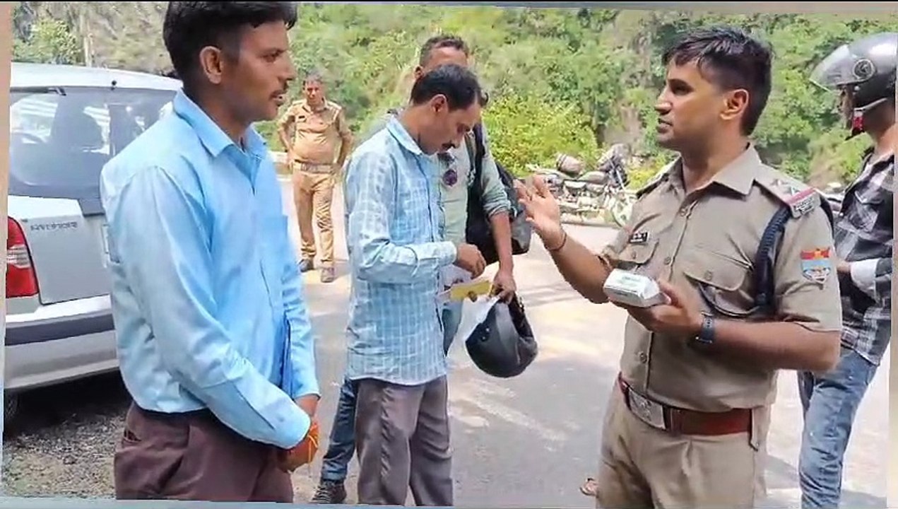 वरिष्ठ पुलिस अधीक्षक पौड़ी गढ़वाल के आदेश पर आज सड़क सुरक्षा सह जागरूकता अभियान के क्रम में जनपद की कोतवाली पौड़ी के पाटीसैण चौकी प्रभारी SI मुकेश गैरोला के नेतृत्व में वाहन चालकों को दी गई यातायात सम्बंधित महत्वपूर्ण जानकारी।