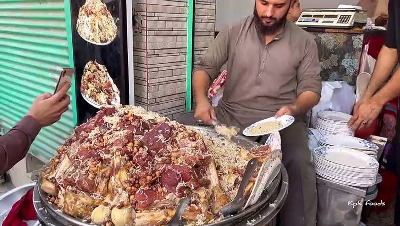Kabuli Pulao - Zaiqa Chawal - Golden Pulao Mountain, Street Food Peshawar - Zaiqa Beef Pulao