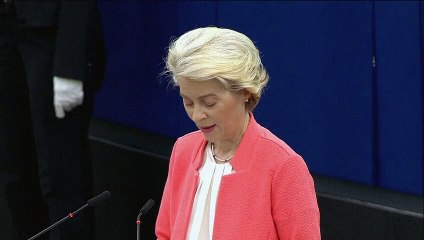 مفوضة أوروبية تحيك الصوف خلال جلسة برلمانية