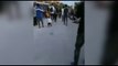 A Lampedusa i migranti si aggirano  nelle strade vicino l'hotspot