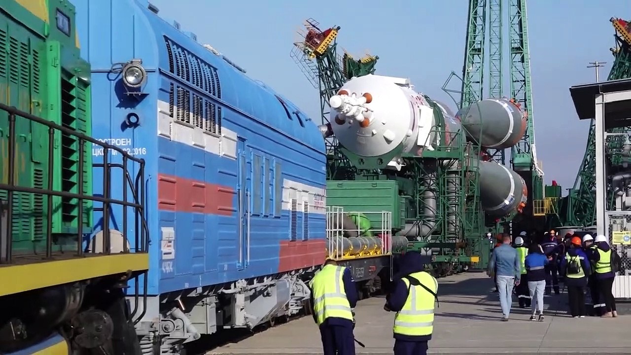 EXPEDITION SPACE STATION CREW’S SOYUZ ROCKET ROLLS TO THE PAD