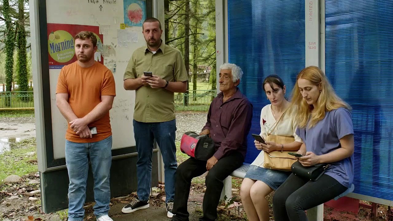 Amsel im Brombeerstrauch Trailer OmdU