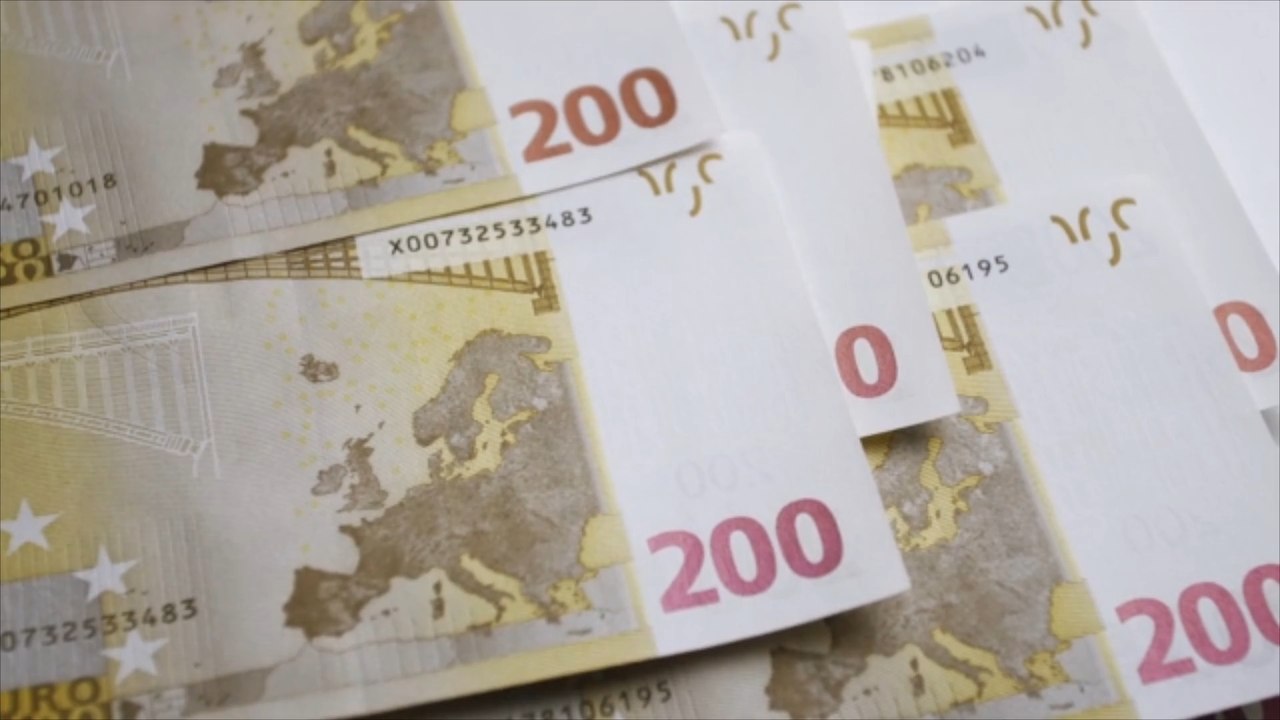 Frau fallen Geldscheine aus der Bluse