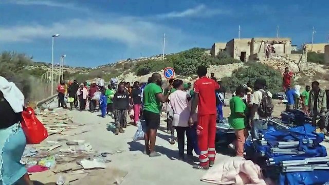 Ilha italiana enfrenta dificuldades enquanto aumento de migrantes duplica população