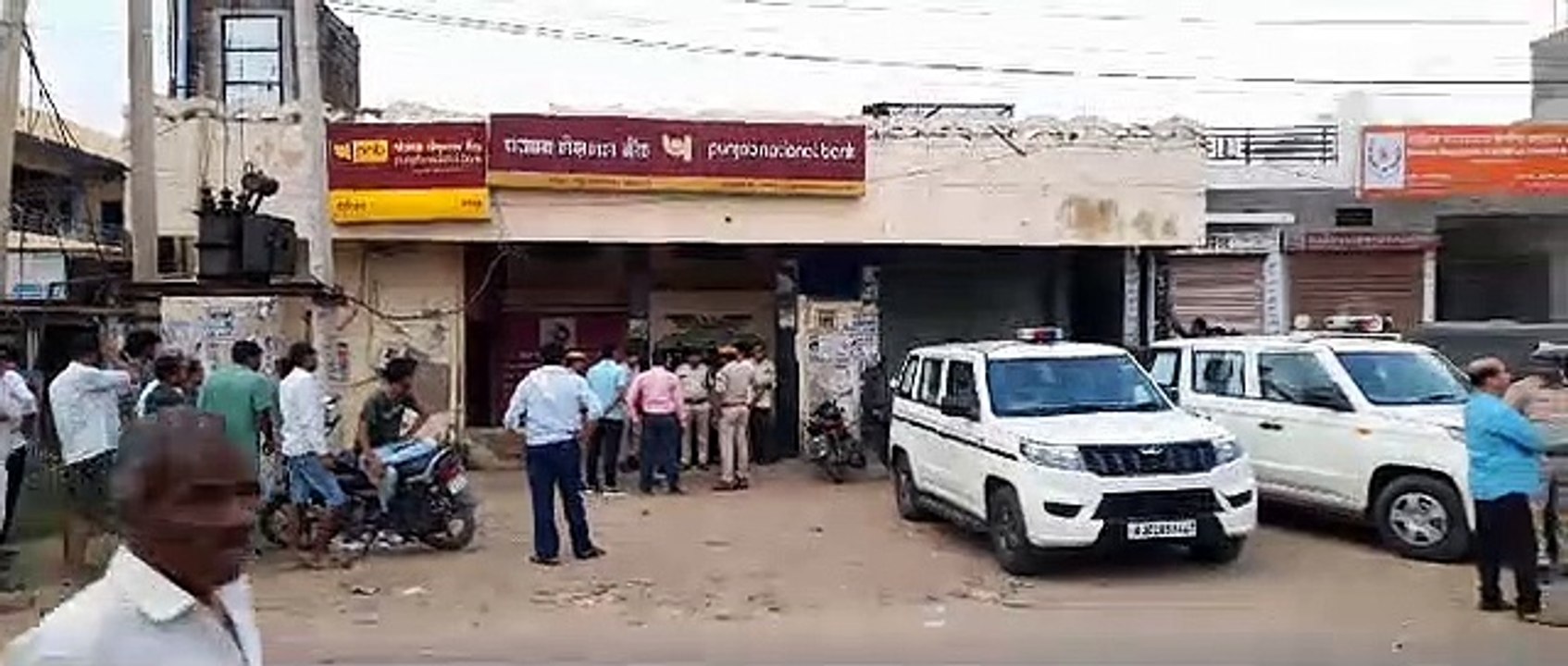 बैंक से दो मिनट में लूटे 6 लाख 85 हजार रुपए
