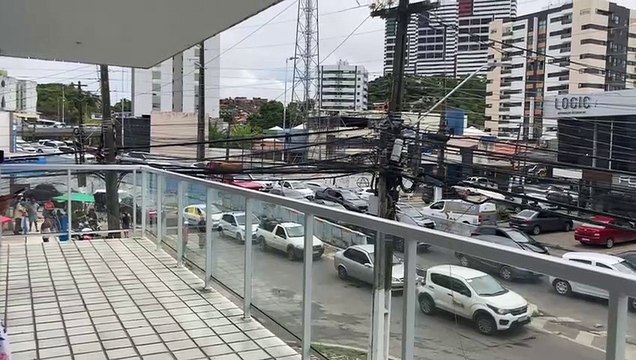 Caminhão bate em poste e fiação se espalha pela Álvaro Calheiros