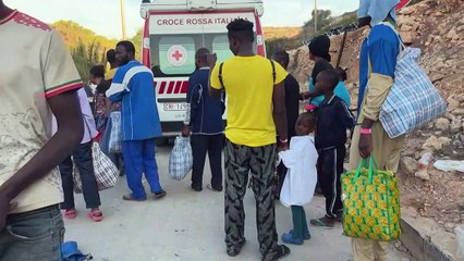 Una isla italiana en apuros ante oleada de migrantes que duplicó su población