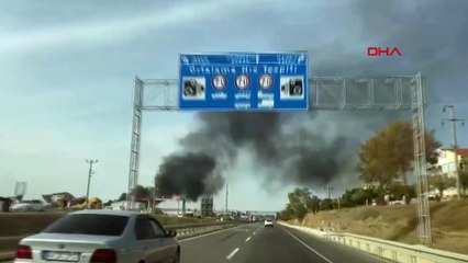 Keşan'da nalbur deposunda çıkan yangın biçilmiş tarlalara sıçradı