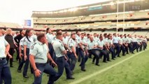 Des policiers néo-zélandais rendent un hommage à leur collègue décédé : haka mémorable