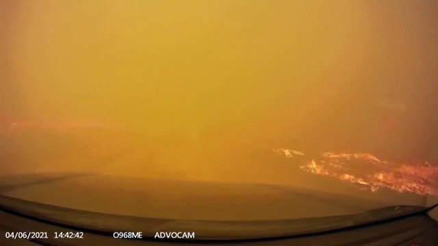 Ce conducteur traverse un feu de forêt... terrifiant