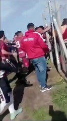 Feroz golpiza a un árbitro en un partido amateur