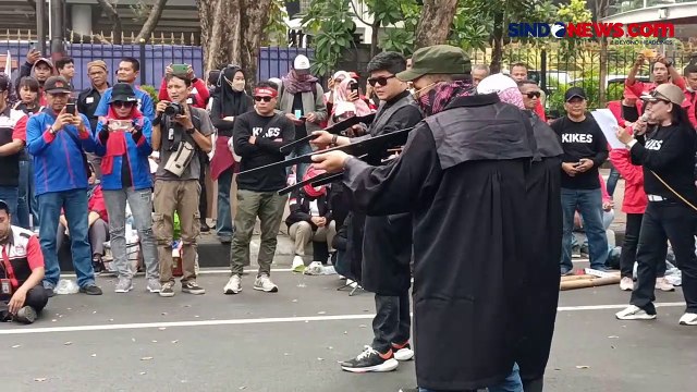 Dua Kelompok Massa Buruh Berseragam Gelar Aksi Long March di Patung Kuda Monas