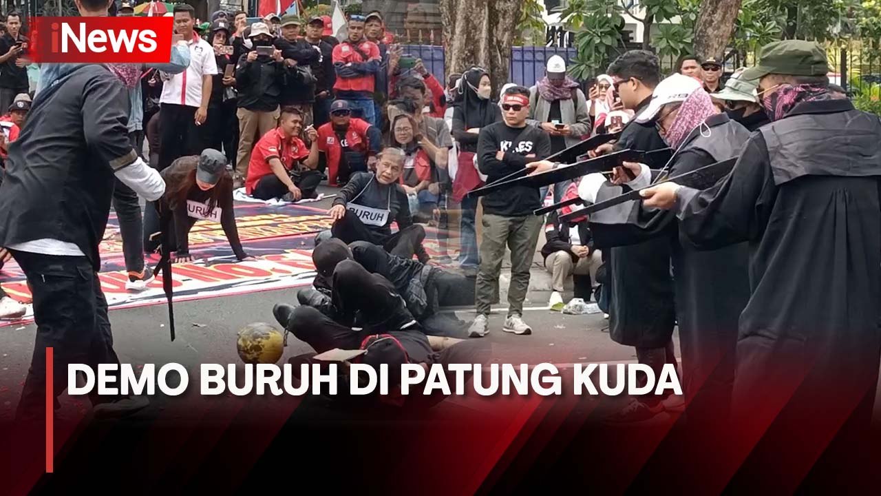 Demo Buruh di Patung Kuda Monas Diwarnai Aksi Teatrikal