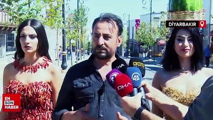 Diyarbakır'da acı biber ve bamyayla elbise tasarladı