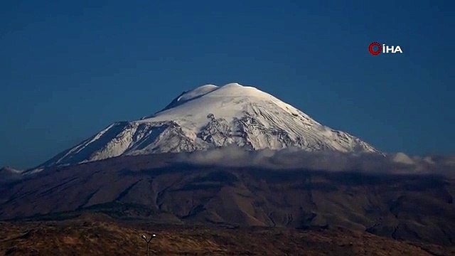 Ağrı Dağı'na mevsimin ilk karı yağdı