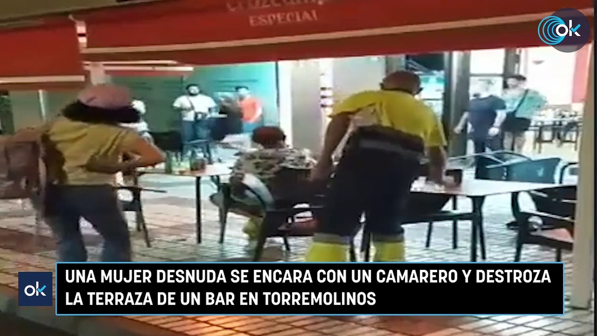 Una mujer desnuda se encara con un camarero y destroza la terraza de un bar  en Torremolinos - Vídeo Dailymotion