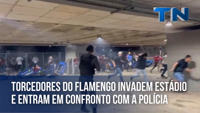Torcedores do Flamengo invadem estádio e entram em confronto com a polícia