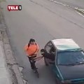 'Pes' dedirten hırsızlık! Otomobilli hırsızlar seyir halindeki gencin altından skuterini çaldı
