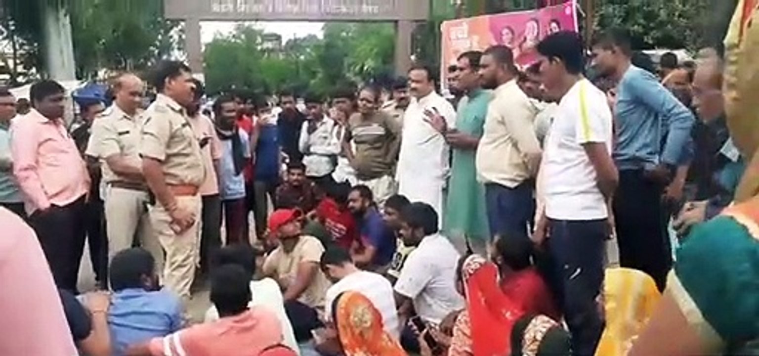 प्रसव के दौरान महिला की मौत, परिजनों ने चिकित्सकों पर लगाए उपचार में लापरवाही के आरोप, किया चक्काजाम