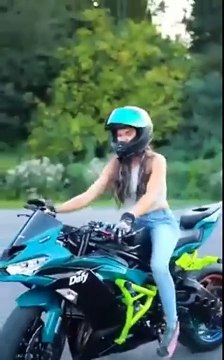 Elle maitrise sa moto à la perfection... Démo incroyable