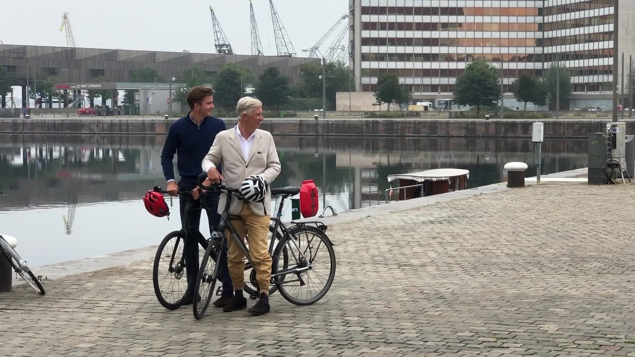 Le roi Philippe à la journée sans voiture à Anvers