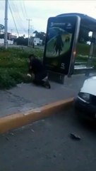 Video capta a policía realizando extraños movimientos
