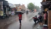 Weather Update: पहले इंतजार में निकली रुलाई तो अब बारिश हुई तो आए आसूं