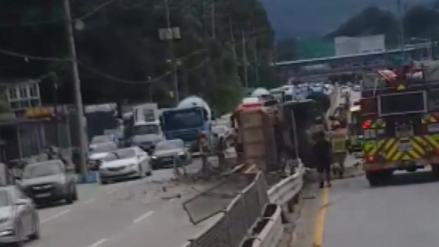 덤프트럭 중앙분리대 들이받고 전도...운전자 사망 / YTN