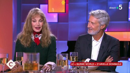 “Pendant longtemps j’en ai souffert” : Arielle Dombasle n’aimait pas qu’on la compare à une Barbie