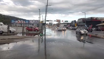 Ressaca do mar causa alagamentos em rodovia de SC