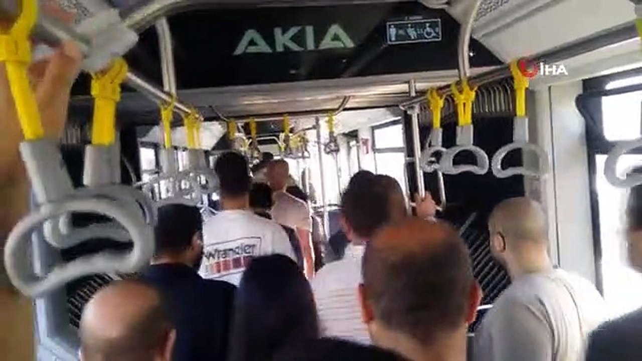 Yeni alınan metrobüs arıza yaptı, yolcular yürümek zorunda kaldı